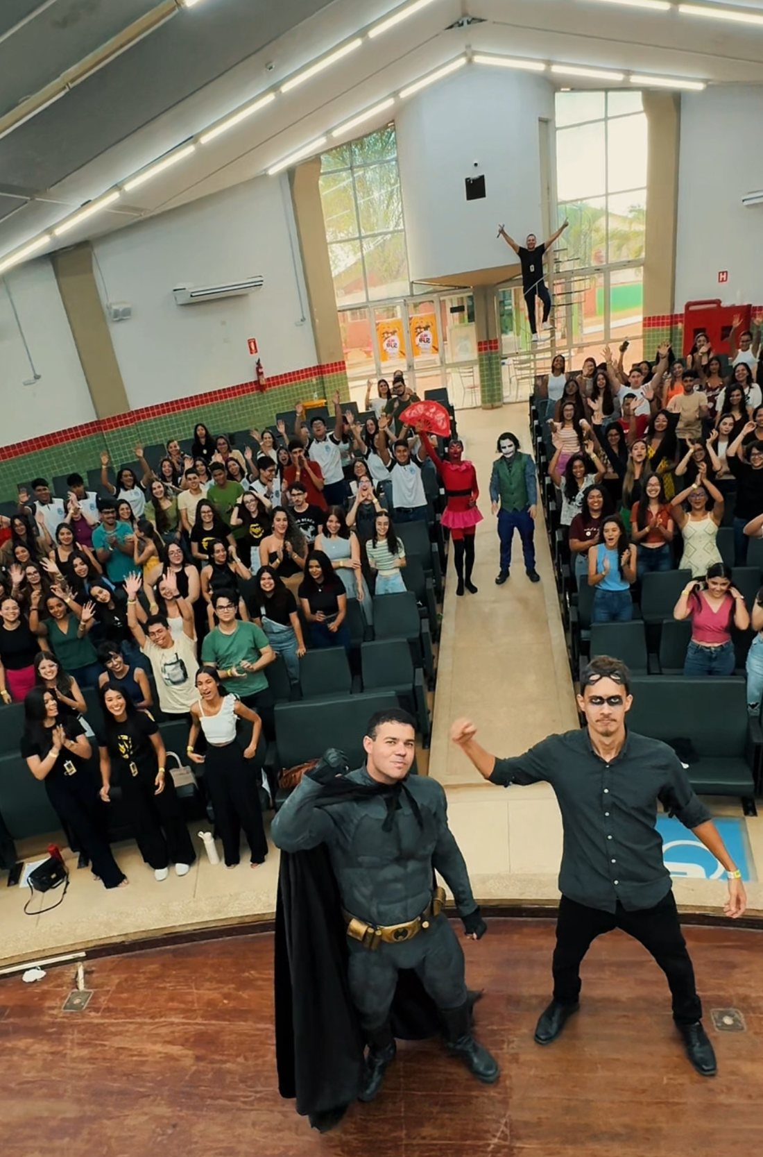 Auditório lotado durante palestra do Batman Thyago
