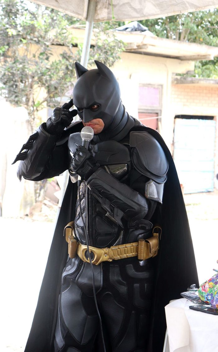 Batman Thyago caracterizado, de capa